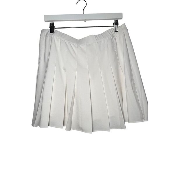 Abercrombie & Fitch Dresses & Skirts - Abercrombie & Fitch pleated white skort Large